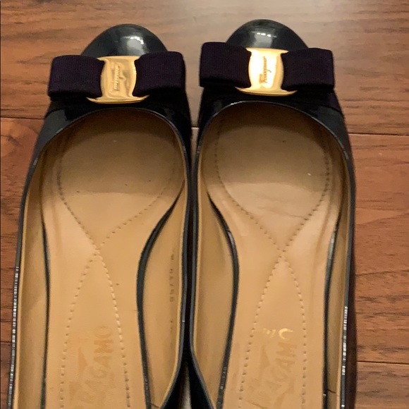 Size 7.5 navy ferragamo ballet flats - Picture 3 of 4